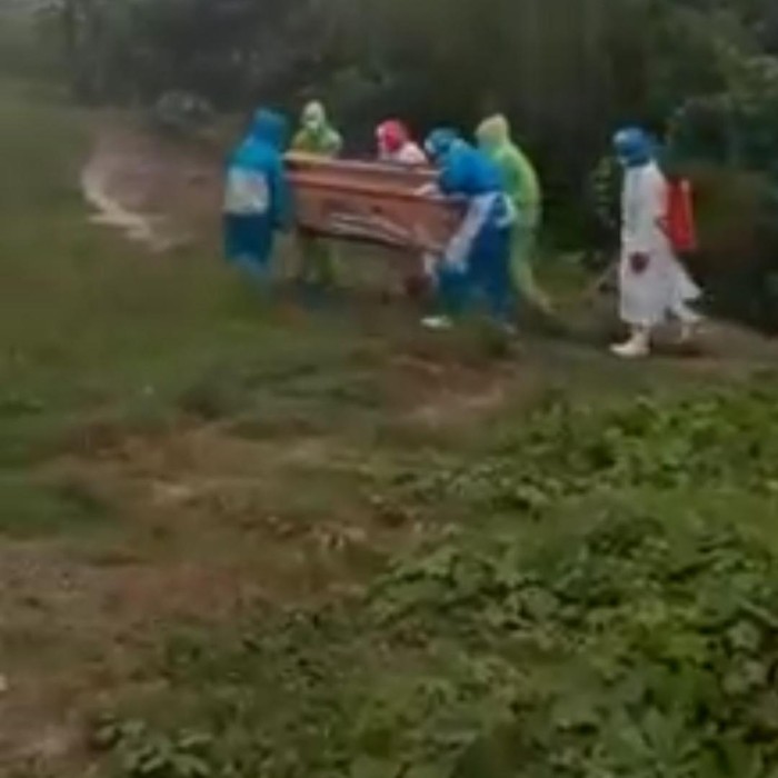 pemakaman pasien corona di tengah hujan kendari