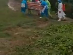 Haru! Enam Tenaga Medis Kendari Makamkan Pasien Corona di Tengah Hujan