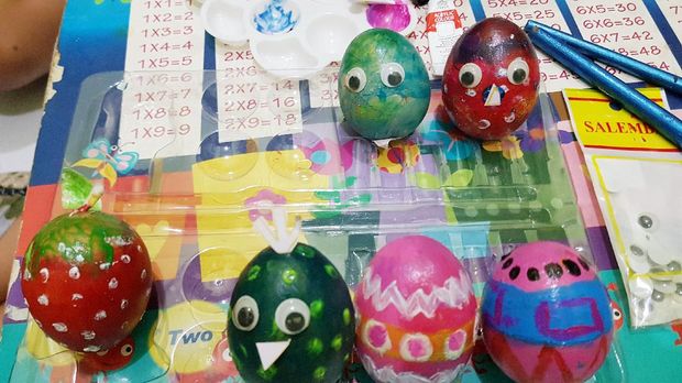 Anak-anak hias telur paskah corona