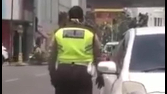 Screenshot video viral Polantas diduga pungli di Medan (dok. Istimewa)
