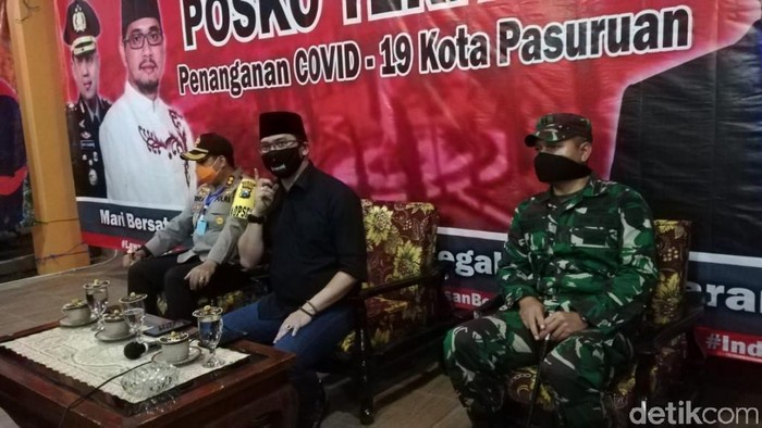 Pemprov Jatim menetapkan Kota Pasuruan sebagai zona merah setelah dua warga dinyatakan positif Corona. Forkopimda setempat memohon warga mematuhi aturan physical distancing.