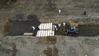 Selama beberapa hari terakhir jumlah orang yang meninggal terus mencatat rekor. Pada Kamis (09/04) saja, Negara Bagian New York melaporkan sebanyak hampir 800 orang wafat dalam 24 jam. Hingga Jumat (10/04) pukul 10.45 WIB, terdapat 7.067 orang meninggal dunia di negara bagian tersebut akibat COVID-19. Angka ini hampir mencapai setengah dari total kematian akibat virus Corona di Amerika Serikat.