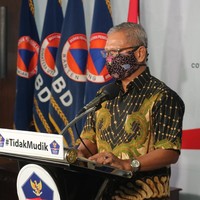 Masker tersebut tampak senada dengan kemeja batiknya yang hadir dengan latar berwarna gelap. (Foto: dok. BNPB)