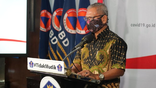 Masker tersebut tampak senada dengan kemeja batiknya yang hadir dengan latar berwarna gelap. (Foto: dok. BNPB)