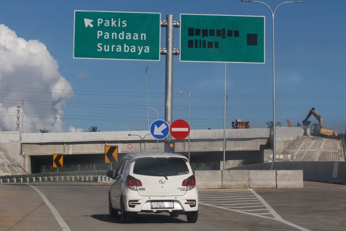 RUAS TERAKHIR TOL MALANG-PANDAAN DIOPERASIONALKAN Pengendara mobil melintas di pintu keluar tol Malang-Pandaan Seksi V yang baru dioperasionalkan di Madyopuro, Malang, Jawa Timur, Sabtu (11/4/2020). Kementerian Pekerjaan Umum dan Perumahan Rakyat (PUPR) mulai mengoperasionalkan ruas terakhir jalan tol Malang-Pandaan tersebut untuk mempermudah akses termasuk pengiriman logistik tanpa diberlakukan tarif atau gratis selama situasi pandemi COVID-19. ANTARA FOTO/Ari Bowo Sucipto/wsj.