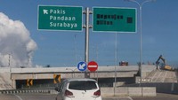 Pengendara mobil melintas di pintu keluar tol Malang-Pandaan Seksi V yang baru dioperasionalkan di Madyopuro, Malang, Jawa Timur, Sabtu (11/4/2020).