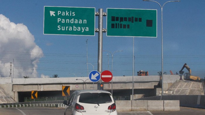 Pengendara mobil melintas di pintu keluar tol Malang-Pandaan Seksi V yang baru dioperasionalkan di Madyopuro, Malang, Jawa Timur, Sabtu (11/4/2020). Kementerian Pekerjaan Umum dan Perumahan Rakyat (PUPR) mulai mengoperasionalkan ruas terakhir jalan tol Malang-Pandaan tersebut untuk mempermudah akses termasuk pengiriman logistik tanpa diberlakukan tarif atau gratis selama situasi pandemi COVID-19. ANTARA FOTO/Ari Bowo Sucipto/wsj.