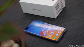 Ponsel ini mengusung layar berukuran 6,58 inch dengan resolusi 2640 x 1200 pixel dan refresh rate 90Hz. Foto: Adi Fida Rahman/detikINET