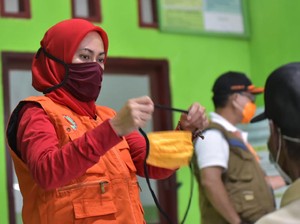 Beri Bantuan, Bupati Lutra Ajak Warga Pakai Masker