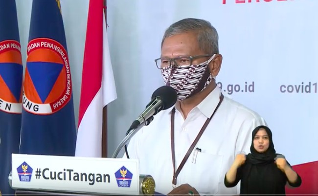 Tidak ketinggalan masker bermotif batik parang yang memiliki filosofi tersendiri. Motif batik ini kerap dimaknai sebagai simbol kekuatan dan perjuangan yang pantang menyerah. Makna tersebut sangat sesuai dengan konteks situasi bangsa kita yang sedang berjuang melawan COVID-19. (Foto: YouTube/BNPB)