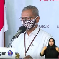 Tidak ketinggalan masker bermotif batik parang yang memiliki filosofi tersendiri. Motif batik ini kerap dimaknai sebagai simbol kekuatan dan perjuangan yang pantang menyerah. Makna tersebut sangat sesuai dengan konteks situasi bangsa kita yang sedang berjuang melawan COVID-19. (Foto: YouTube/BNPB)