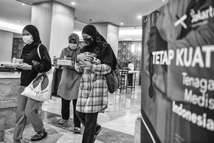 BERSAMA MENYEDIAKAN MAKANAN UNTUK TENAGA MEDIS Tulisan penyemangat untuk tenaga medis dan kesehatan di Hotel Grand Cempaka, Jakarta.