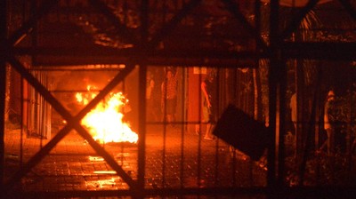 Foto-foto Kerusuhan Lapas Manado yang Mencekam