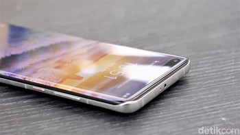 Huawei membuat tepian semau sisinya melengkung. Foto: Adi Fida Rahman/detikINET