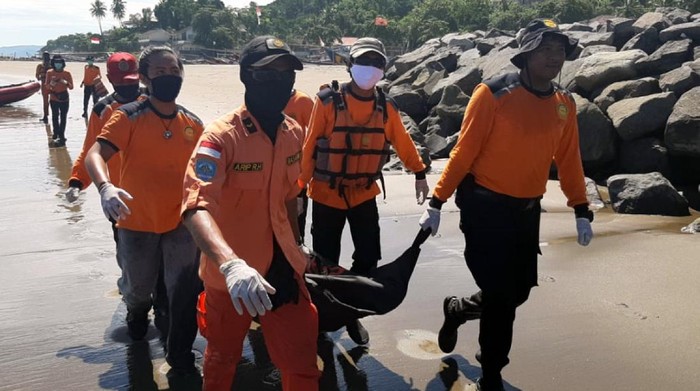 Evakuasi Remaja Tenggelam di Palabuhanratu