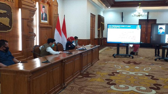 Gubernur Jawa Timur Khofifah jumpa pers di grahadi