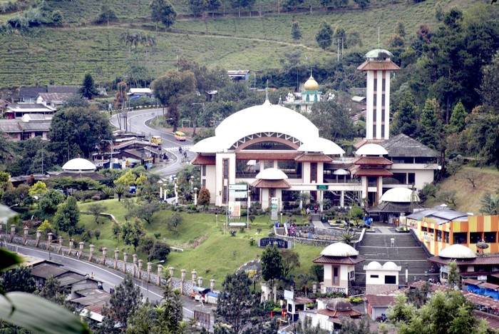 DAMPAK COVID-19 TERHADAP WISATA DI PUNCAK BOGOR Suasana sepi di objek wisata Bukit Paralayang, Puncak, Bogor, Jawa Barat, Sabtu (11/4/2020). Kawasan wisata Puncak yang merupakan destinasi wisata favorit di Bogor tersebut sepi pengunjung sejak beberapa pekan terakhir terdampak pandemi COVID-19. ANTARA FOTO/Yulius Satria Wijaya/hp.