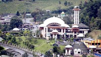 Kompleks Masjid AttaAwun terlihat sepi pengunjung pada Sabtu (11/4/2020).