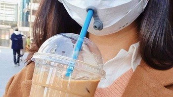 Masker yang memudahkan minum boba. Foto: Bored Panda