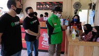 Komisaris Utama Gojek sekaligus Dewan Pembina Yayasan Anak Bangsa Bisa Garibaldi Thohir, Mitra Driver Gojek Jefry Supriyadi, dan Chief Operations Officer Gojek Hans Patuwo tengah berbincang mengenai upaya Gojek dan Yayasan Anak Bangsa Bisa (YABB) dalam meringankan pengeluaran mitra di tengah pandemi COVID-19.