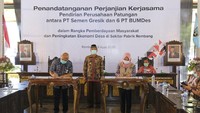 Direktur Utama PT Semen Gresik, Mukhamad Saifudin (kiri) bersama Direktur BUMDes PT Indo Kadiwono Sukses, Uswatun Khasanah (kanan) didampingi Bupati Rembang, Abdul Hafidz (tengah), menandatangani Perjanjian Kerjasama Pendirian Perusahaan Patungan antara PT Semen Gresik dengan 6 PT BUMDes di sekitar Pabrik Rembang.