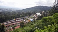 Kawasan wisata Puncak yang merupakan destinasi wisata favorit di Bogor tersebut sepi pengunjung sejak beberapa pekan terakhir terdampak pandemi COVID-19.