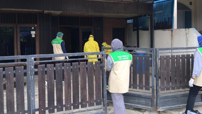 Petugas menjemput PDP di Samarinda yang sempat menolak diisolasi di RS (Suriyatman/detikcom)