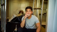 Pria keren berusia 28 tahun ini juga hobi ngopi. Berbagai pose minum kopi pernah diunggahnya di instagram. Foto: instagram @tmski