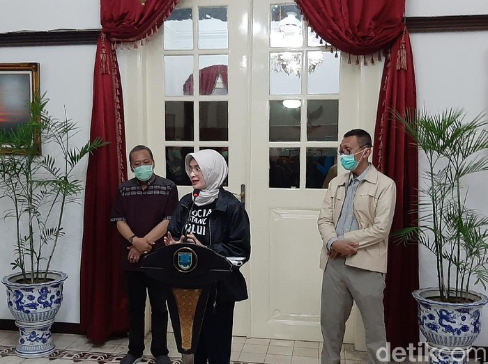 Tiga warga Kabupaten Probolinggo positif virus Corona. Kini kabupaten tersebut masuk zona merah COVID-19 di Jatim.