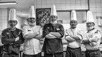 Kepala Juru Masak Zainu Dahlan (tengah) bersama juru masak lainnya berpose di dapur Hotel Grand Cempaka, Jakarta.