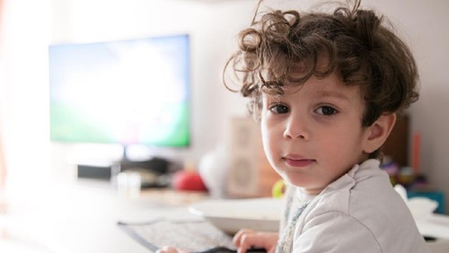 Ilustrasi anak menonton televisi