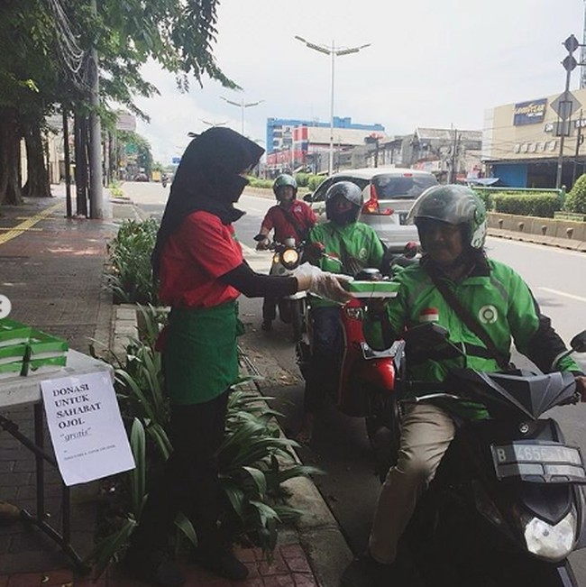 Prilly hingga Dude Berbagi Makanan Gratis Saat Pandemi Corona