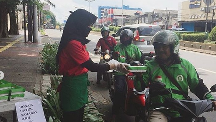 Seleb Bagi Makanan -