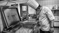 Juru masak memasak makanan untuk tenaga medis dan kesehatan di Hotel Grand Cempaka, Jakarta.