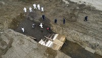 Sementara itu di Kota New York, pemerintah setempat mulai memakamkan jenazah di kuburan massal seiring dengan melonjaknya angka kematian.