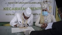 Selama penerapan Pembatasan Sosial Berskala Besar (PSBB) Pemprov DKI Jakarta hanya memperbolehkan akad nikah di Kantor Urusan Agama dan melarang adanya resepsi pernikahan.