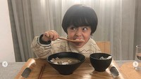 Nyamm! Woo Jin lahap makan nasi hangat pakai sup. Tak ketinggalan ragam banchan di hadapannya. Apa ya makanan favorit Woo Jin? Foto: Instagram _angel_elijah_