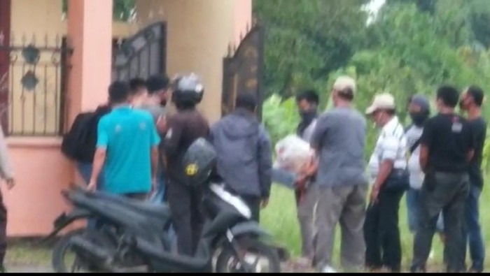 densus 88 geledah rumah di sukodono sidoarjo