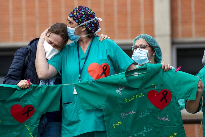 Rumah Sakit Severo Ochoa  di Leganes, Spanyol, memberikan penghormatan terakhir untuk rekan mereka yang gugur akibat virus Corona atau COVID-19.
