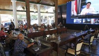 Menteri BUMN, Erick Thohir (layar), memberikan sambutan melalui video conference pada acara Penandatangan Perjanjian Kerjasama Pendirian Perusahaan Patungan antara PT Semen Gresik dengan 6 PT BUMDes di sekitar Pabrik Rembang. 