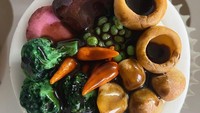 Kreasi dari Amy Lou berikut ini terlihat seperti hidangan makan malam sungguhan. Terdiri dari jamur, brokoli, baby carrot, dan kacang polong yang disiram dengan brown sauce. Padahal semua itu hanya hiasan cupcake lho! Keren ya? Foto: Instagram @amyscupcakesx