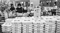 Deretan kotak nasi tersusun rapi di dapur milik Hotel Grand Cempaka, Cempaka Putih, Jakarta Pusat.