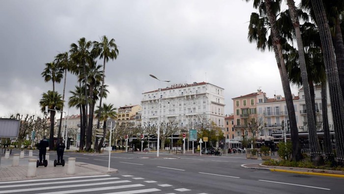 Foto di jalanan Cannes, Prancis pada 25 Maret. Jalanan terlihat kosong setelah Prancis mengumumkan lockdown untuk mengurangi penyebaran Corona.