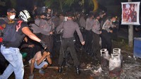 Karena hal tersebut, sejumlah warga binaan melakukan aksi anarkis. Mereka melakukan pembakaran lapas.