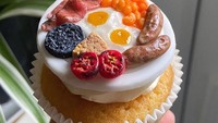 Jika biasanya hiasan cupcake hanyalah buttercream saja, Amy Lou membuatnya sedikit berbeda. Ia mengandalkan fondant untuk membuat hiasan miniatur makanan yang lucu-lucu. Salah satunya American Breakfast yang terdiri dari sosis, telur mata sapi, tomat panggang, bacon, dan lainnya. Foto: Instagram @amyscupcakesx