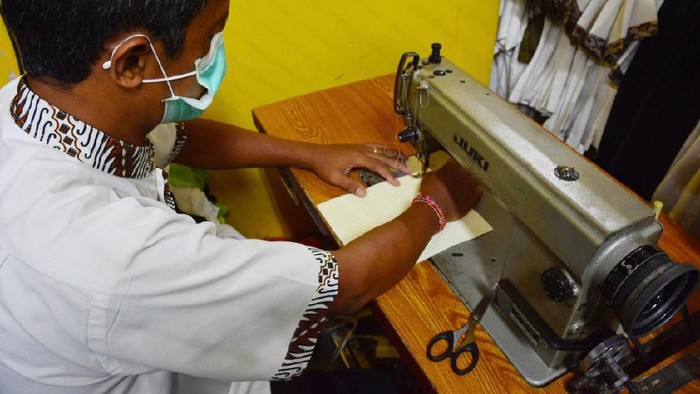 Masker wajah jumlahnya kian terbatas di tengah wabah Corona. Karyawan InterContinental Bali Resort berinisiatif membuat masker wajah yang dijahit dari material daur ulang kain linen.