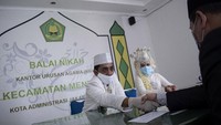Ijal kabul dilakukan menggunakan sarung tangan. 