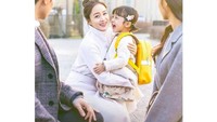 Menjadi Jo Seo Woo, Woo Jin menarik perhatian banyak orang. Ia sukses memainkan peran sebagai anak Kim Tae Hee (Cha Yu Ri), aktris utama dalam drama ibu dan anak ini. Foto: Instagram _angel_elijah_