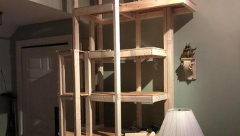 Akhirnya dia berkreasi dengan imajinasinya sendiri membuatkan rumah kucing berbentuk dua menara yang saling terhubung. Foto: via Bored Panda 