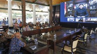 Gubernur Jawa Tengah, Ganjar  Pranowo (layar) memberikan sambutan melalui video conference dalam acara Penandatangan Perjanjian Kerjasama Pendirian Perusahaan Patungan antara PT Semen Gresik dengan 6 PT BUMDes di sekitar Pabrik Rembang.